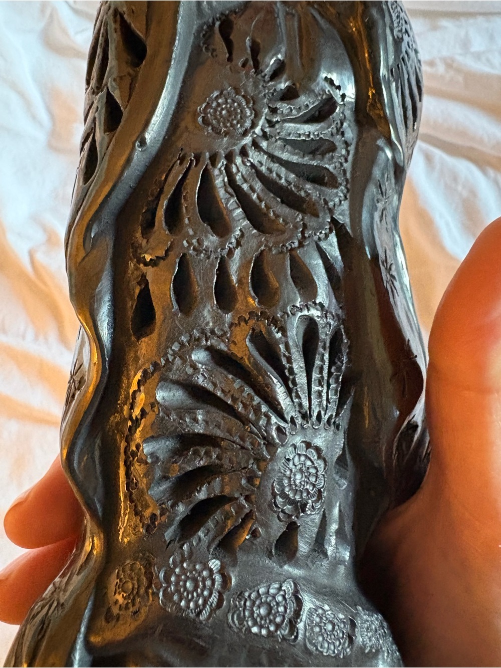 Praying Madonna Sculpture in Black Clay. Made in Mexico. - Picture 3 of 7